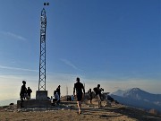 47 In arrivo alla croce di vetta del Linzone (1392 m)